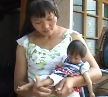 2009年，湖南女子生下2斤重的“小猴子”，坐出租车被拒：坐不下